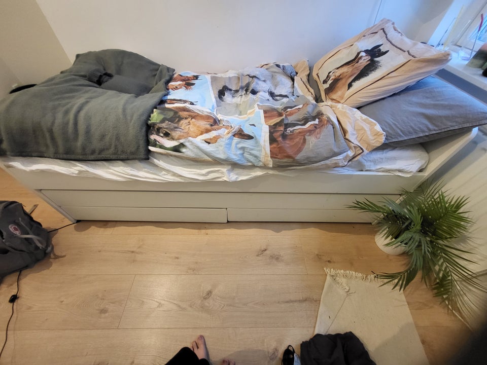 Enkeltseng, IKEA, b: 90 l: 200 h: 65