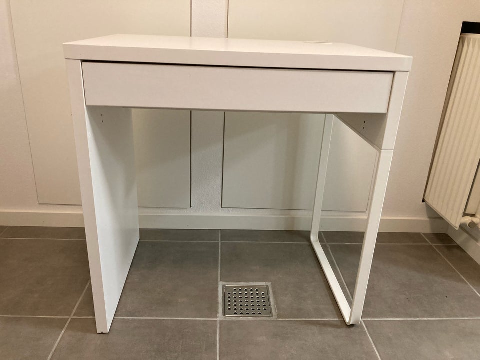 Skrivebord, MICKE fra Ikea, b: 73 d: