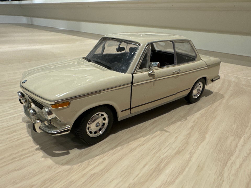 Modelbil, BMW 2002 1/18, skala 1:18