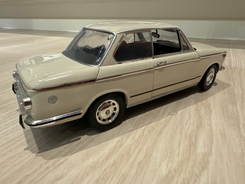 Modelbil, BMW 2002 1/18, skala 1:18