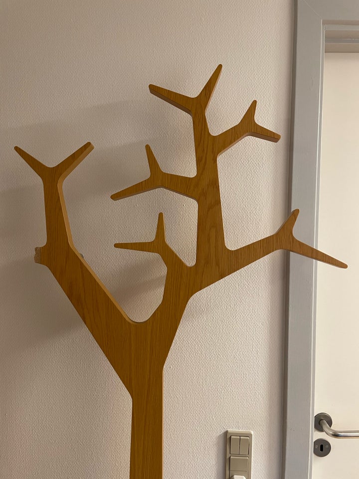 Væghængt stumtjener, Tree