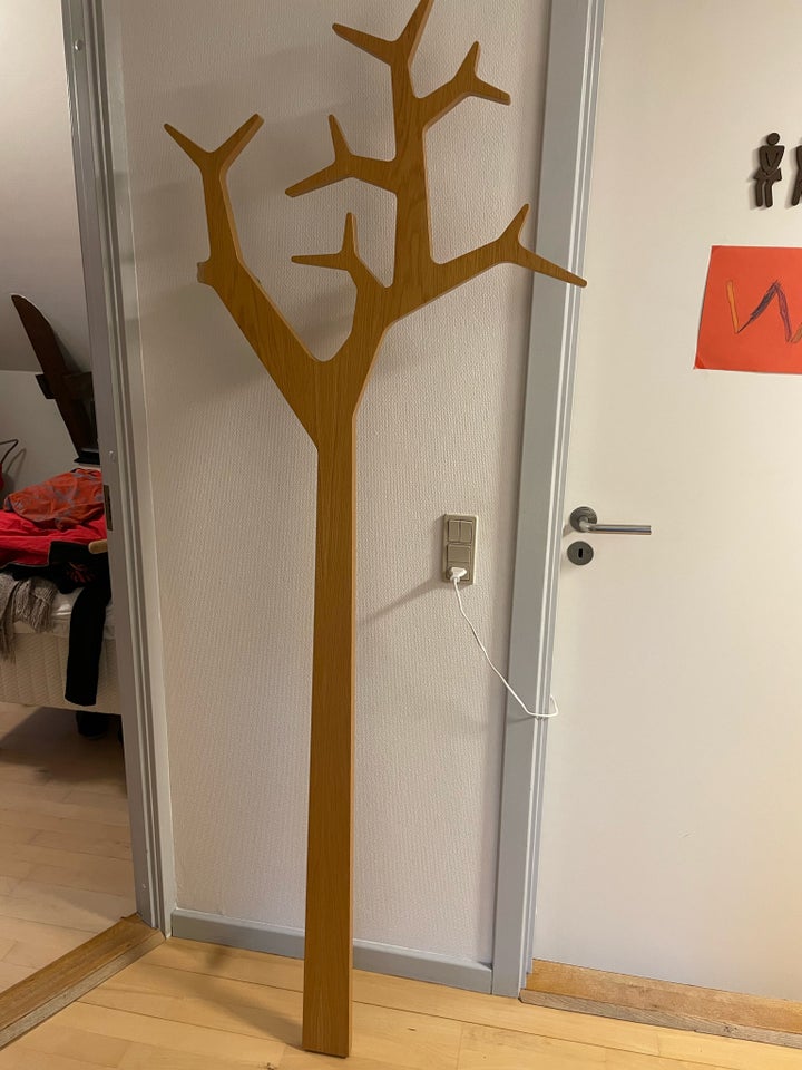 Væghængt stumtjener, Tree