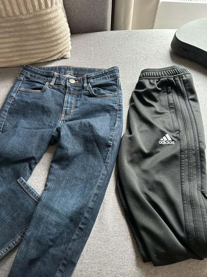 Blandet tøj, Adidas og jeans ,