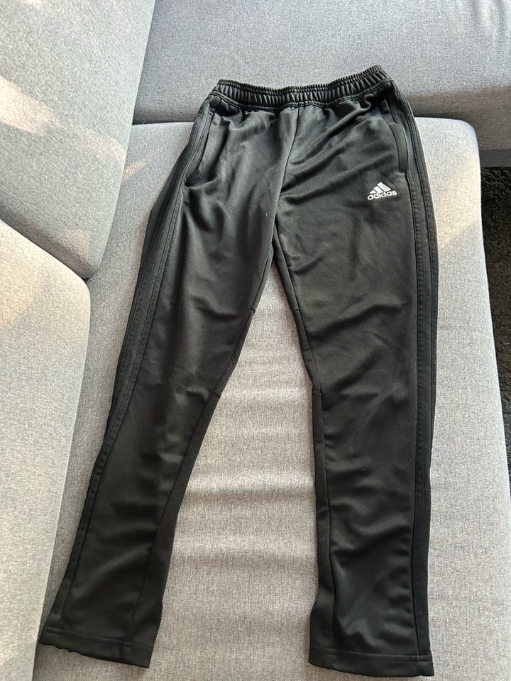 Blandet tøj, Adidas og jeans ,