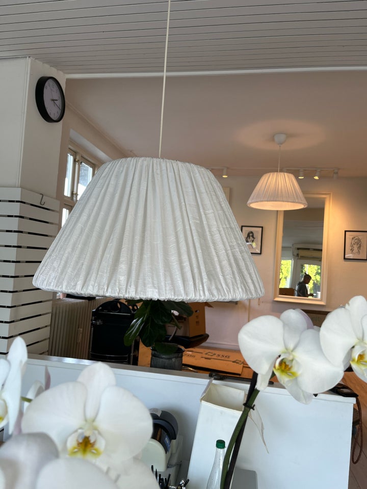 Anden loftslampe, Tine K.