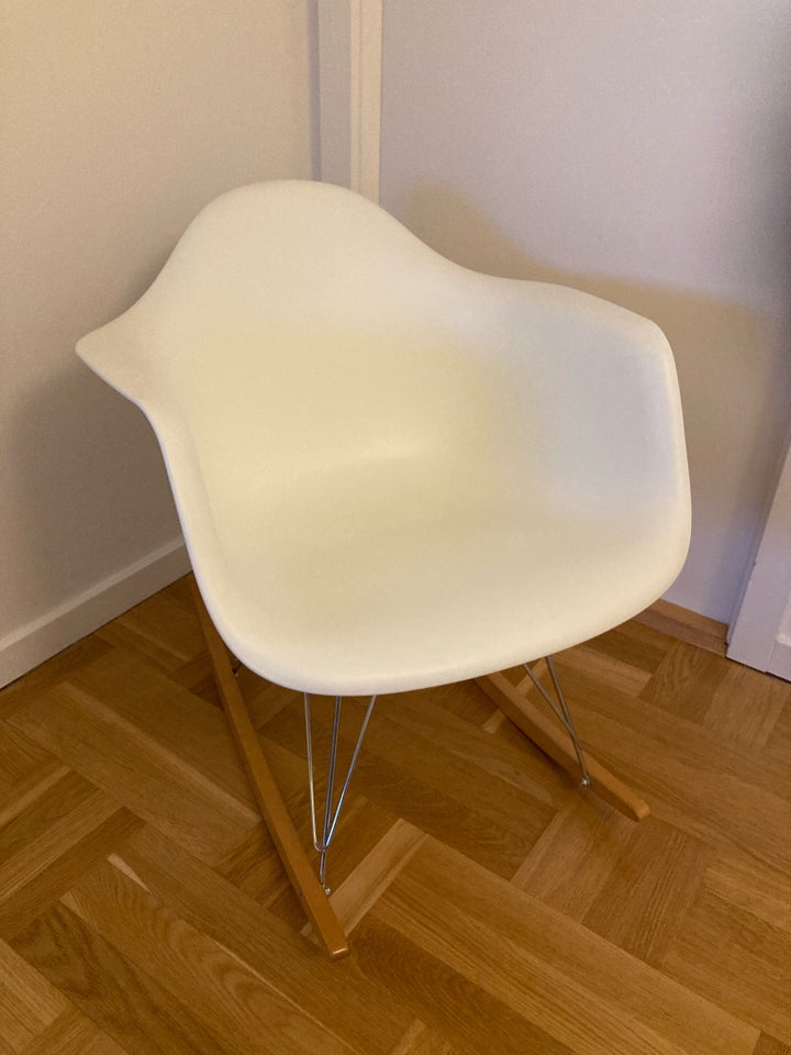 Eames, Plastic armchair (RAR)