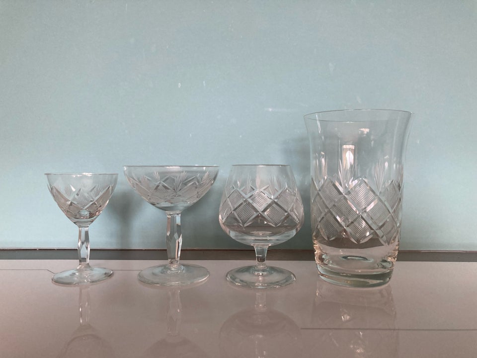 Glas, 4 snapseglas, 6 likørglas og 2