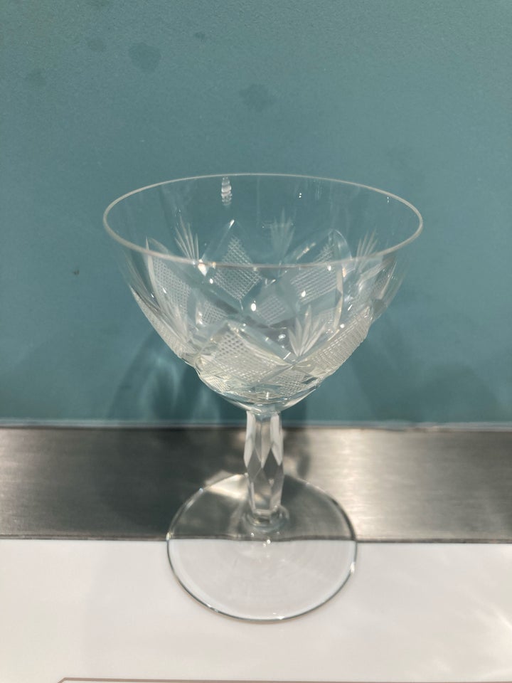 Glas, 4 snapseglas, 6 likørglas og 2