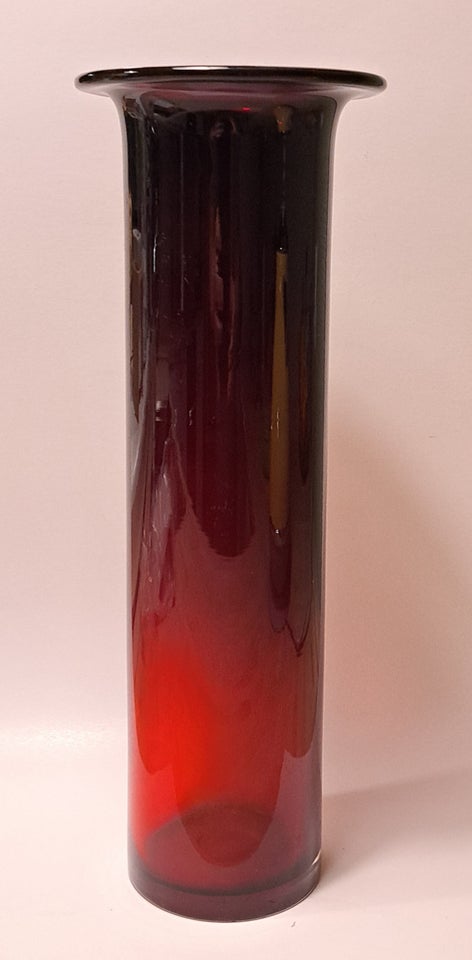 Glas, Stor rubinrød vase