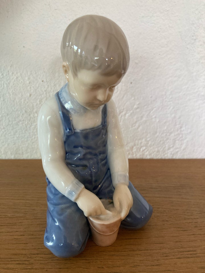 Porcelænsfigur 2127 Dreng med