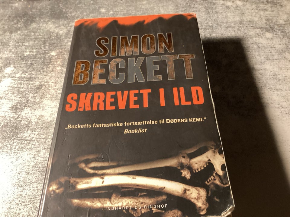 Skrevet i ild , Simon Beckett å,