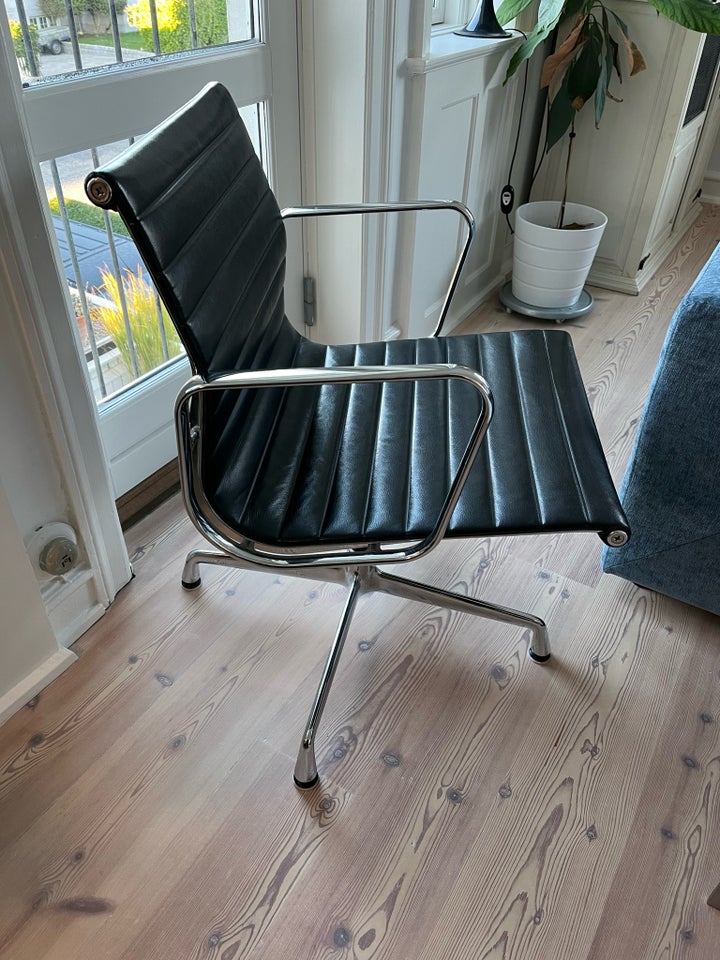 Eames, EA-108, Læderstol med