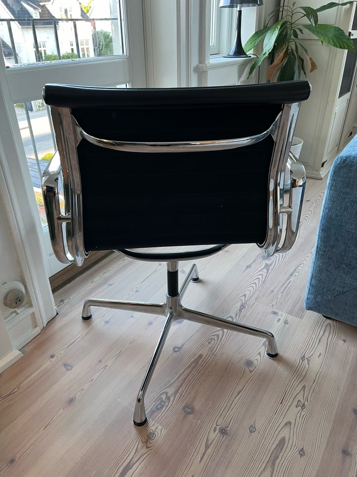 Eames, EA-108, Læderstol med