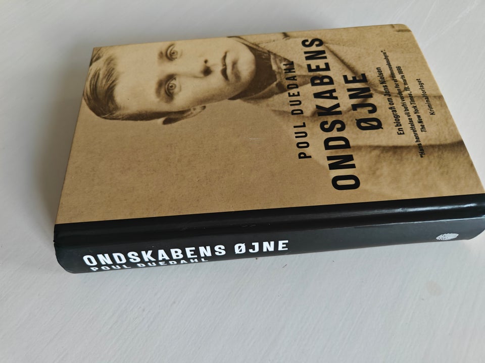 Ondskabens Øjne - Biografien om