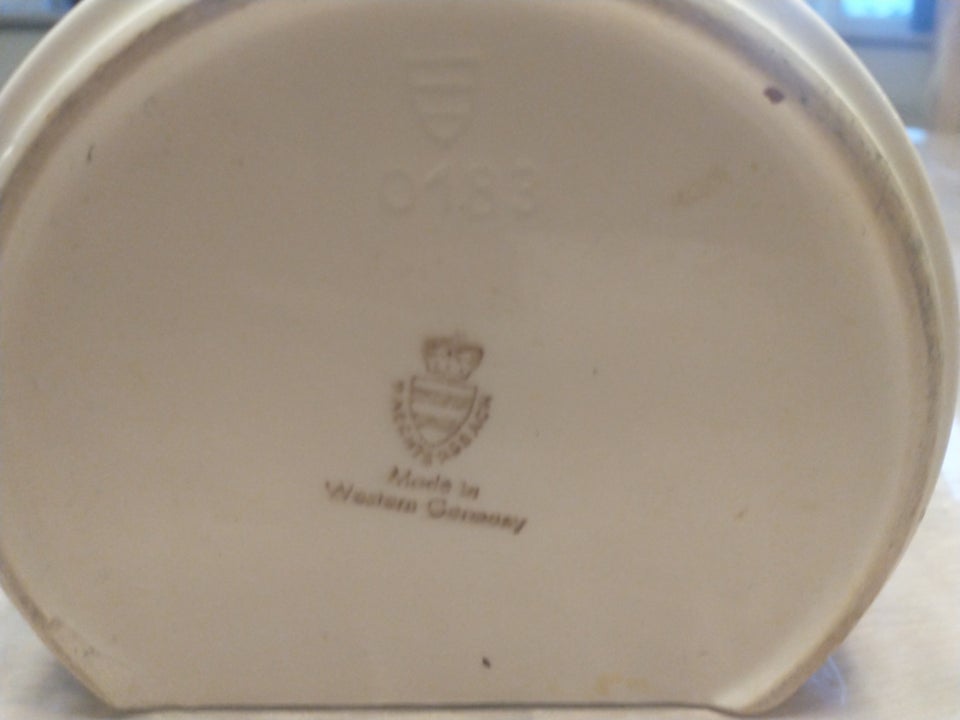 Saltkar med trælåg, Porcelæn