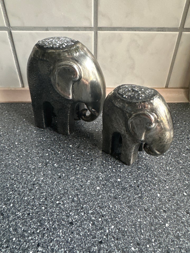 To elefanter i sølv med sten Ukendt