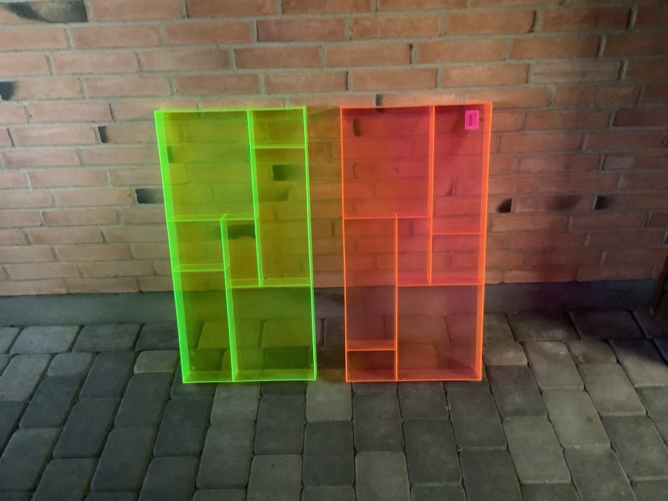 Sættekasse, Neon Living