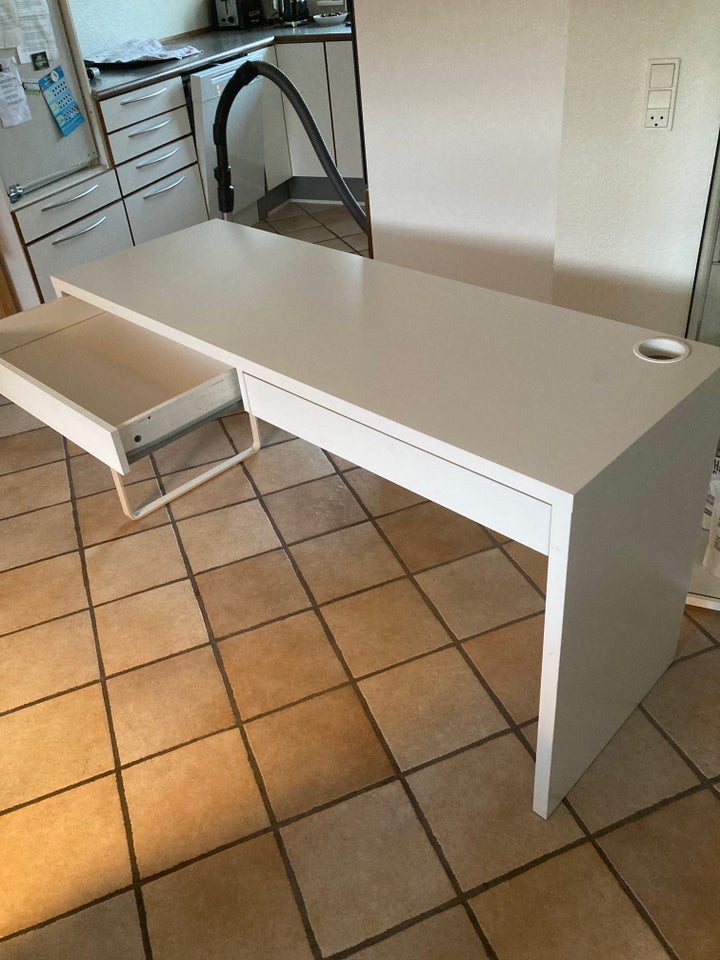 Skrivebord, IKEA, b: 142 d: 50 h: 75