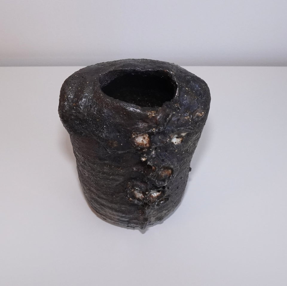 Brutalistisk stentøjs vase, Måske