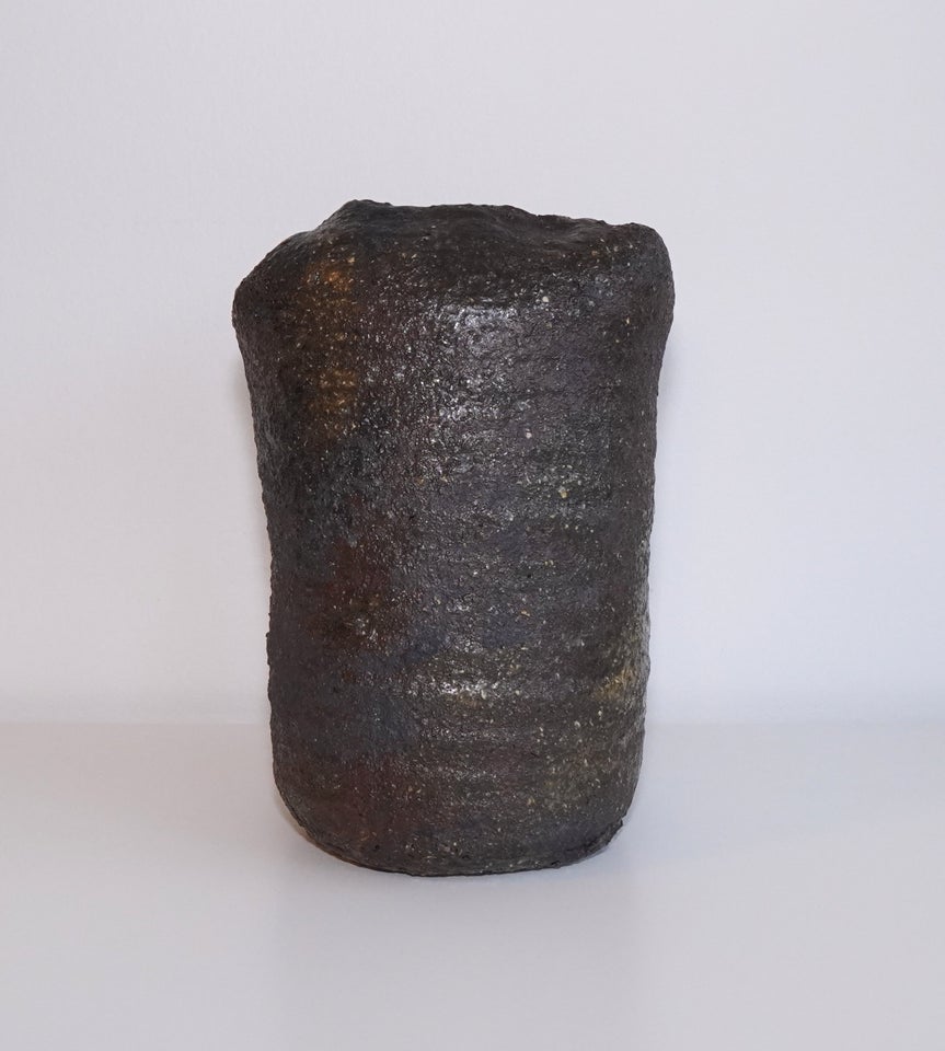 Brutalistisk stentøjs vase, Måske