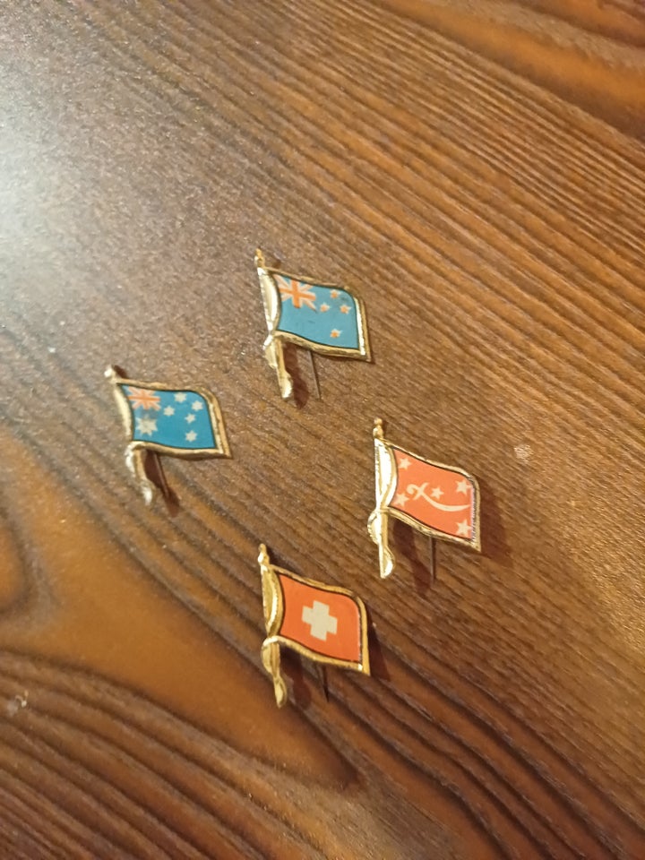 Emblemer, 4 vintage tin flag pin