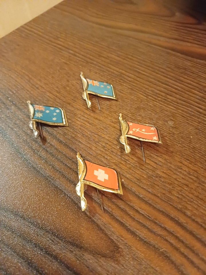 Emblemer, 4 vintage tin flag pin