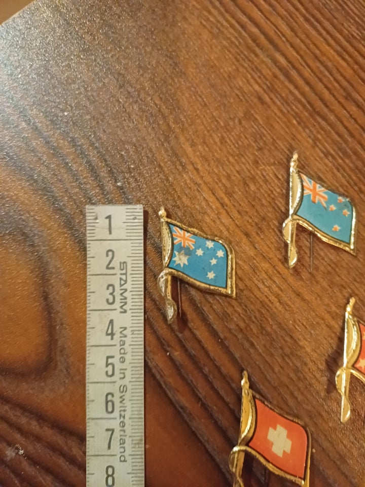 Emblemer, 4 vintage tin flag pin