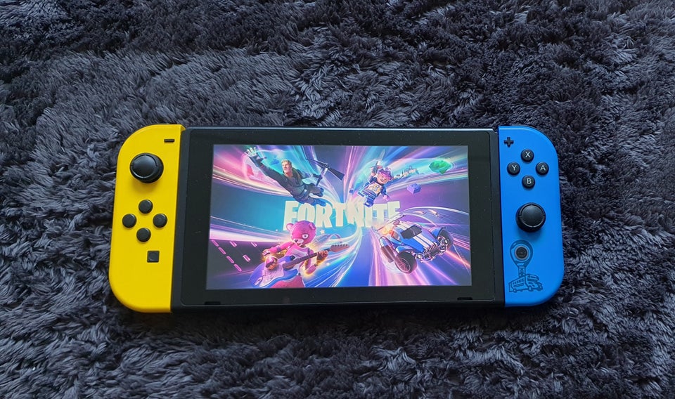 Nintendo Switch, Fortnite, God