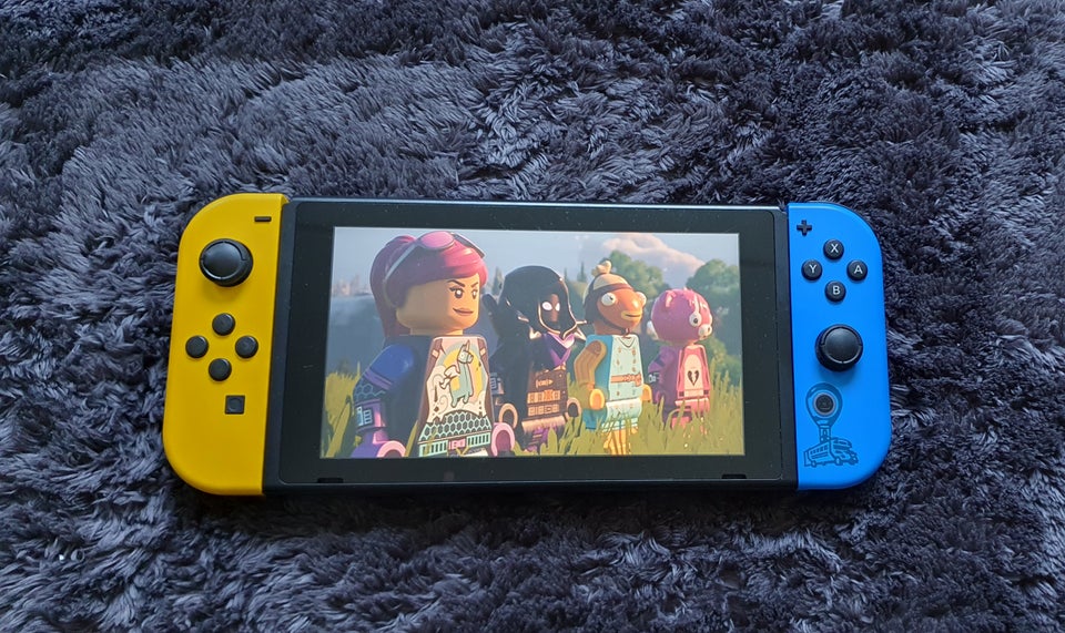 Nintendo Switch, Fortnite, God