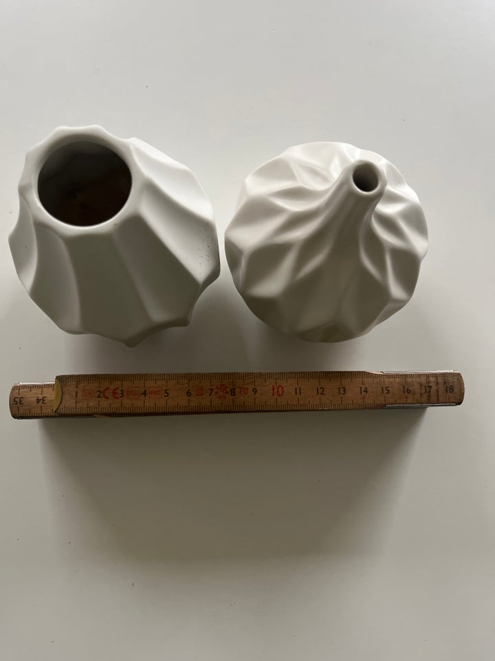 Vase, 2 hvide vaser