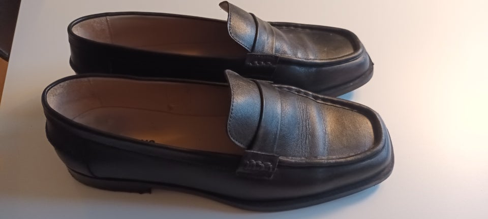 Loafers, str. 40, Angulus