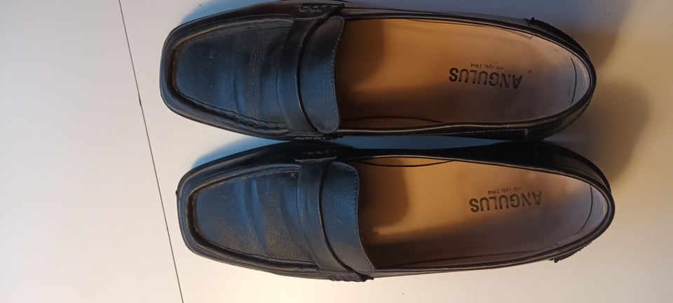 Loafers, str. 40, Angulus