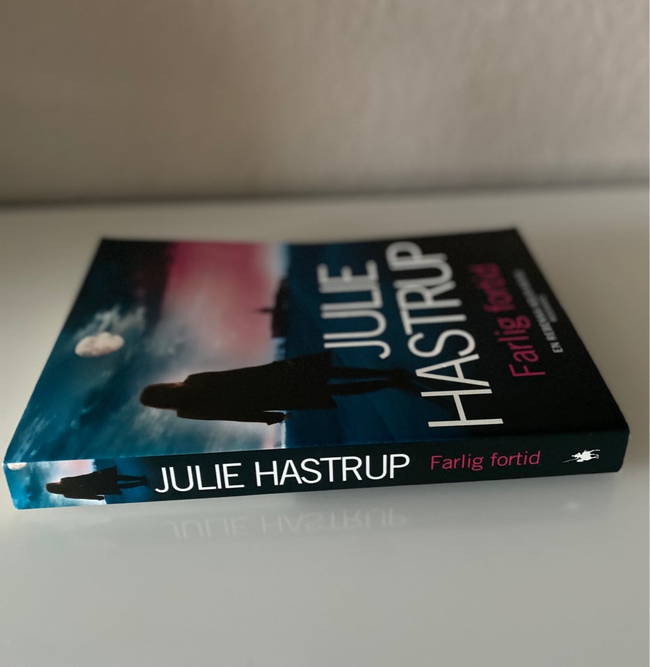 Farlig fortid, Julie Hastrup,