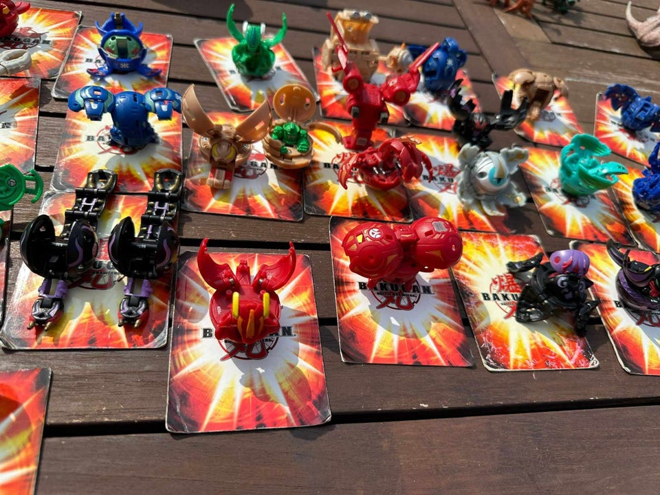 Bakugan, Bakugan kort og figurer