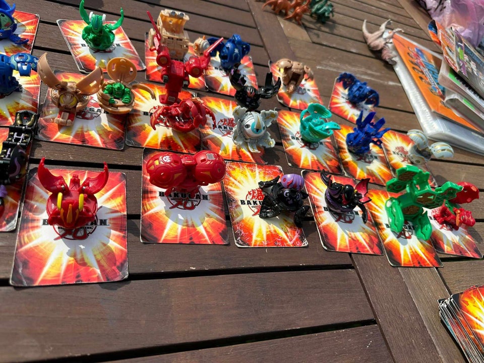 Bakugan, Bakugan kort og figurer