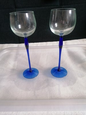 Glas To flotte vinglas med blå