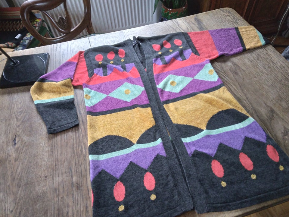 Cardigan, Q-'con, str. 38