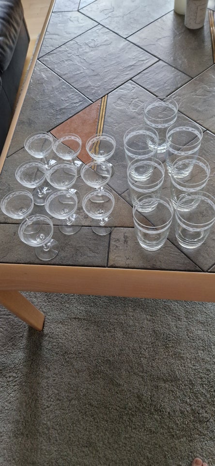 Glas, 7 Ølglas og 10 likørglas, Ejby