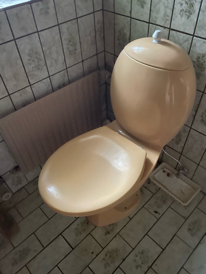 Toilet, Ifø, væghængt