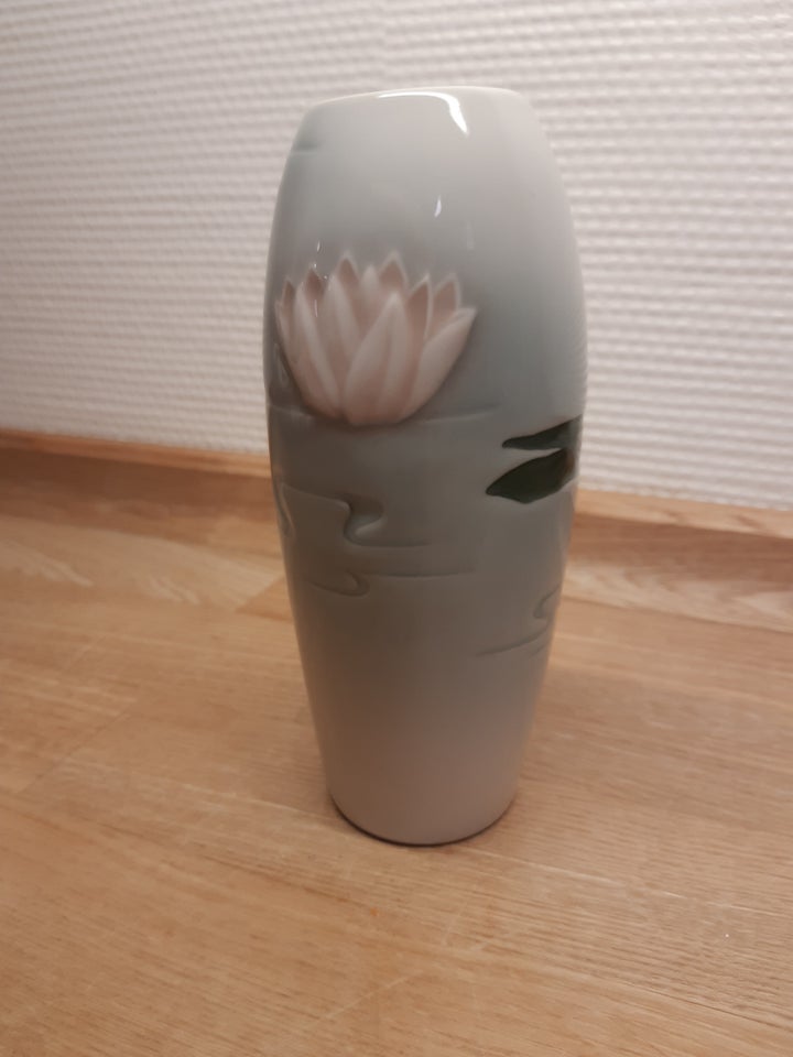 Vase med åkander, Bing og Grøndahl