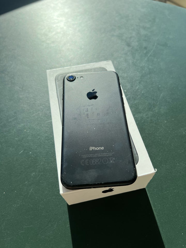 iPhone 7, 128 GB, sort