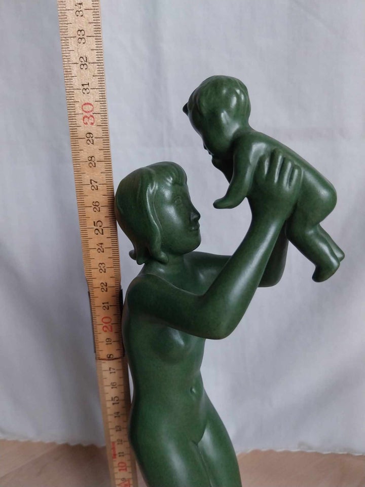 Keramik Figur Mor der løfter barn