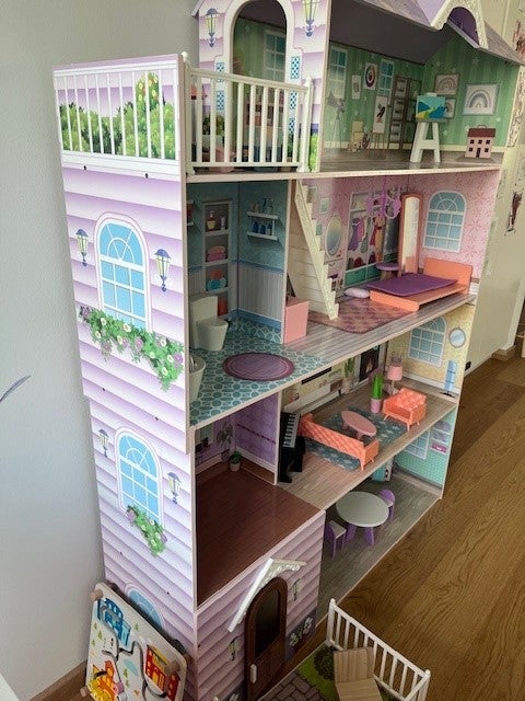 Large Doll House