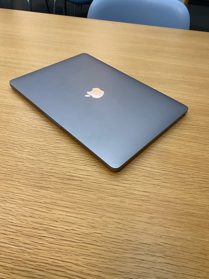 MacBook Pro, Apple M2, 8 GB ram