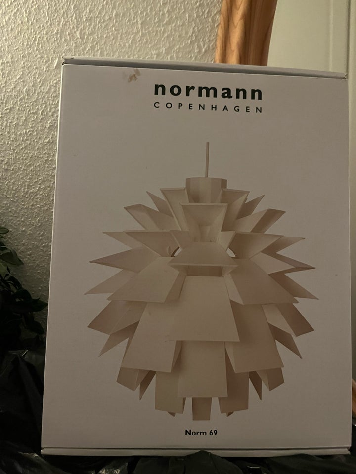 Anden loftslampe, Normann