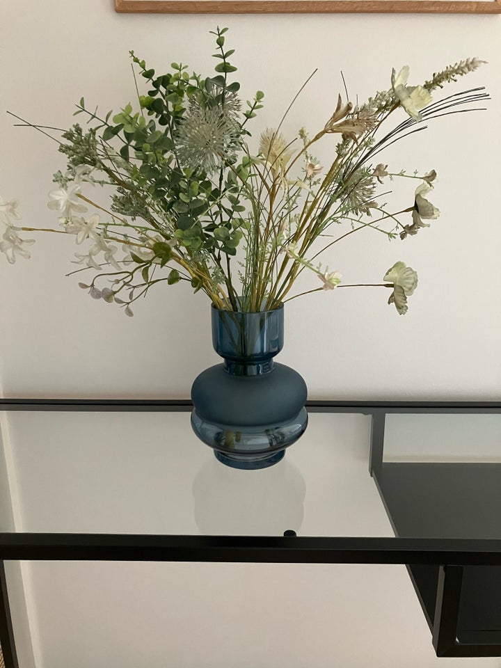 Vase med kunstige blomster