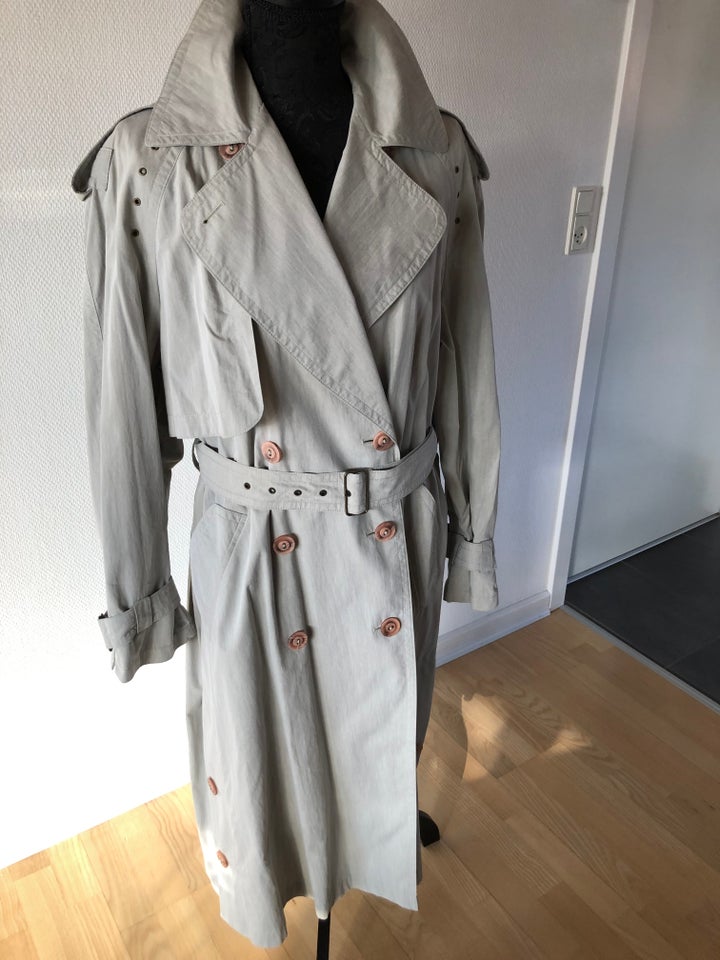 Trenchcoat, str. 36, Bil Bret