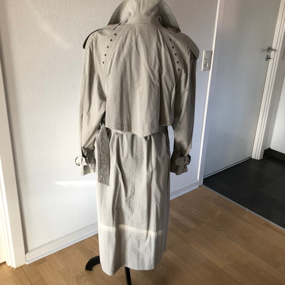 Trenchcoat, str. 36, Bil Bret