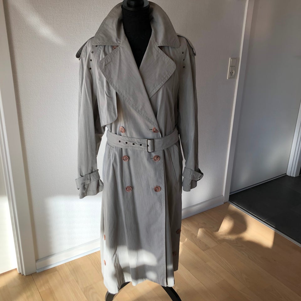 Trenchcoat, str. 36, Bil Bret