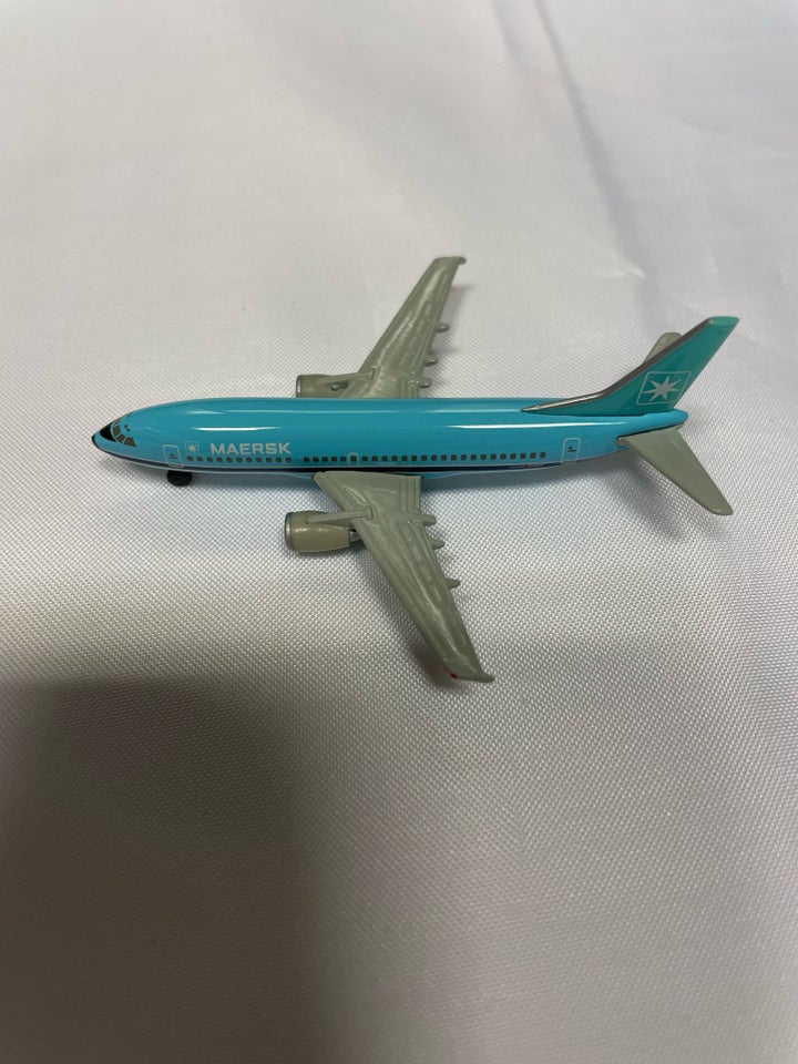 Modelfly HERPA BOEING 737-700